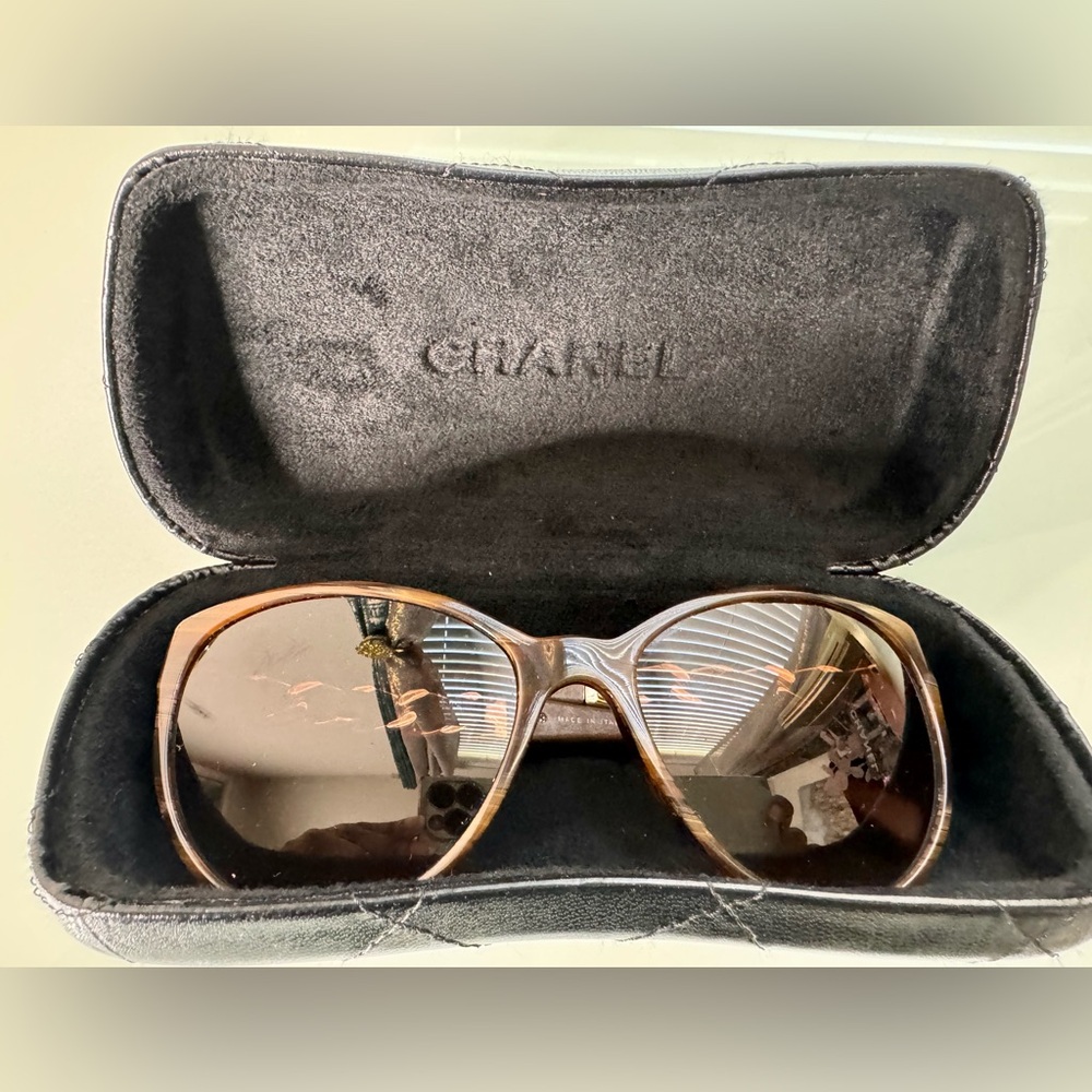 CHANEL Brown Sunglasses with Chain Detail Authentic with case